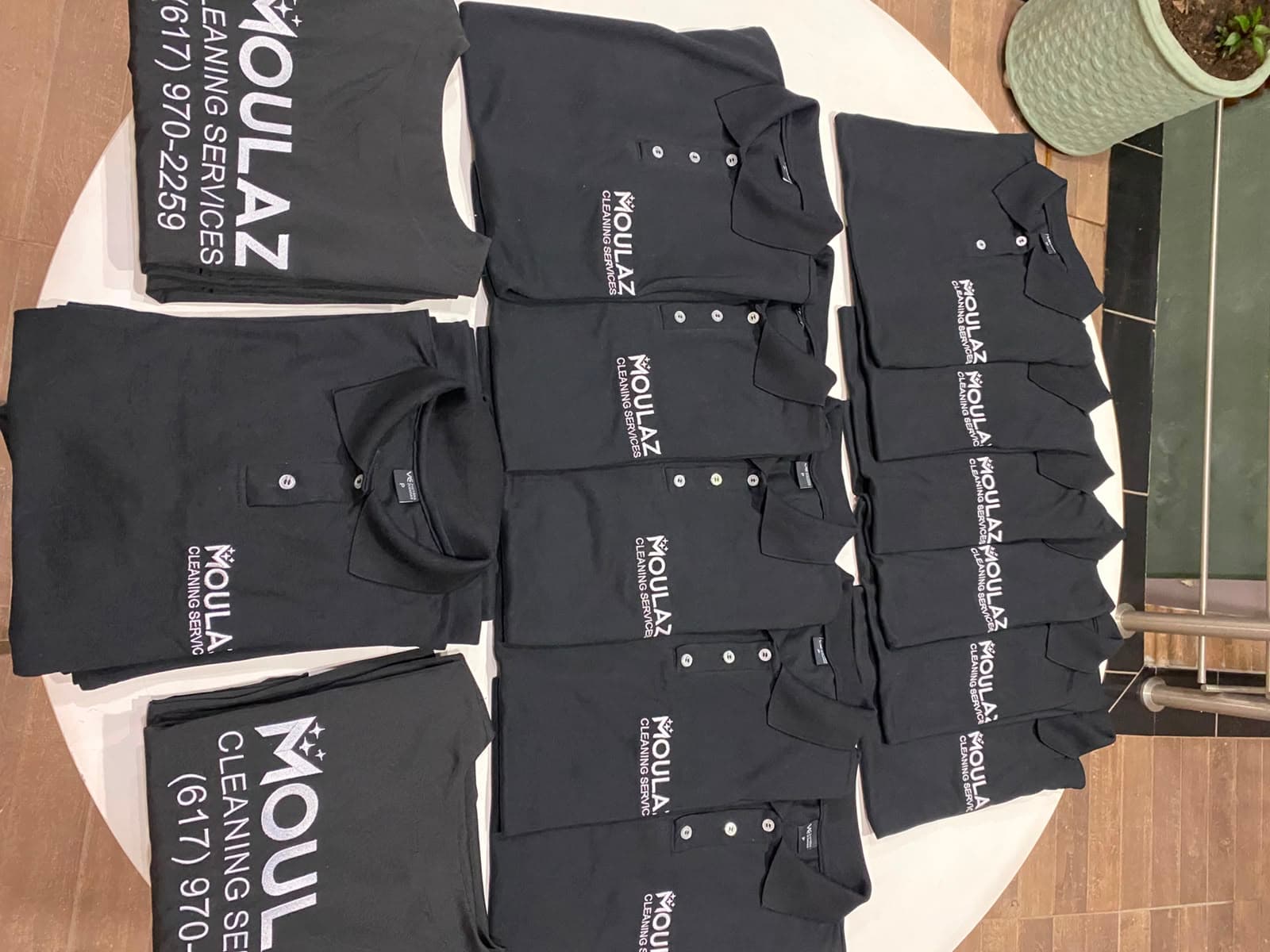 Polos personalizadas para a Moulaz Cleaning Services