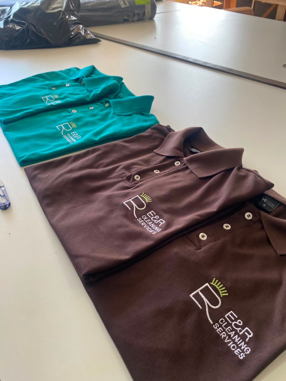 Polos bordadas para a R&R Cleaning Services