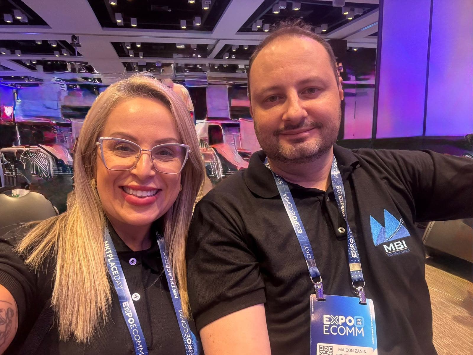 Equipe usando polos personalizadas da MBI Tecnologia