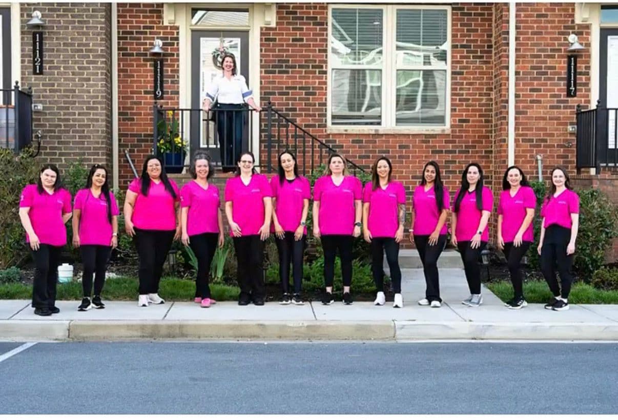 Equipe da Nice Maids usando uniformes personalizados