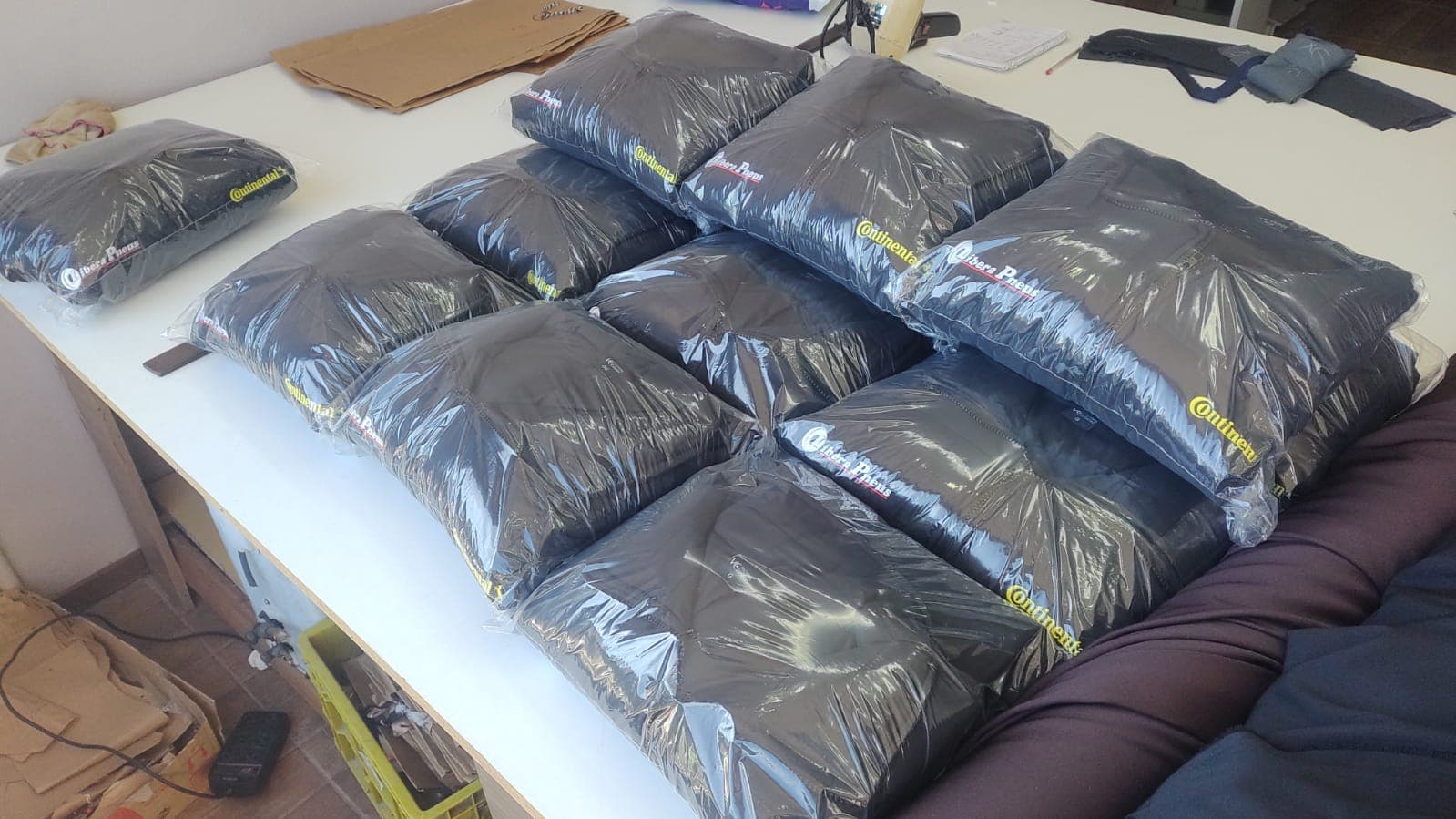 Pedido corporativo de uniformes embalados e prontos para entrega