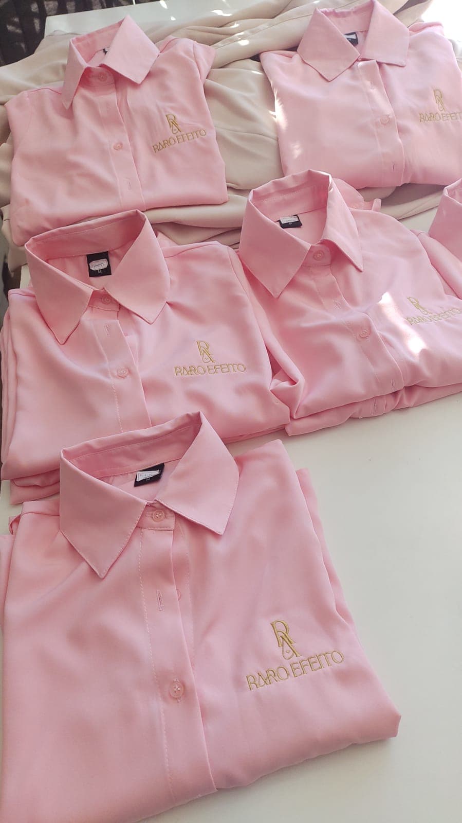 Camisas sociais rosas bordadas para a Raro Efeito