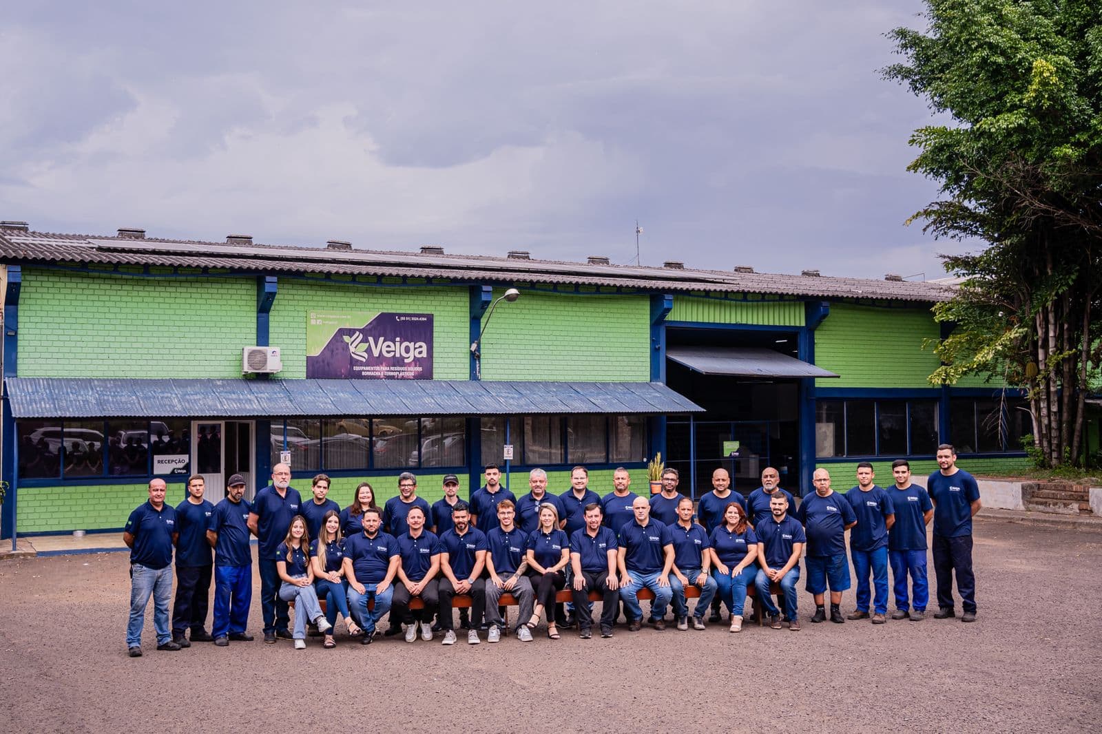 Equipe da Veiga usando uniformes corporativos personalizados